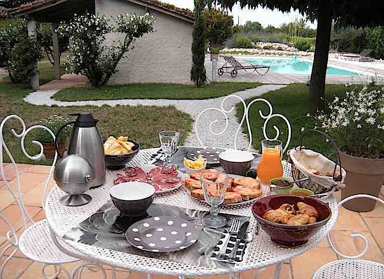 Le petit déjeuner sur la terrasse des chambres d'hôtes de la Frejade