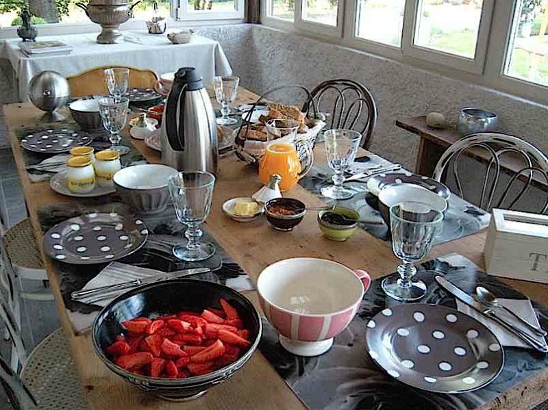 Fruits de saison et produits locaux du tarn à la table du petit déjeuner de la maison d'hôtes