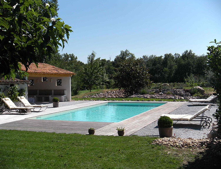 Vue de la piscine de la maison d'hôtes La Frejade dans le Tarn